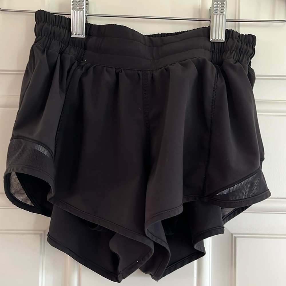 Lululemon Hotty Hot Low Rise Lined Short 2.5”. Size 4 Reg, black